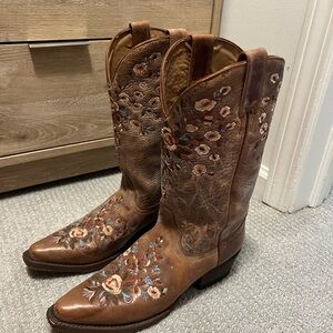 COWBOY BOOTS